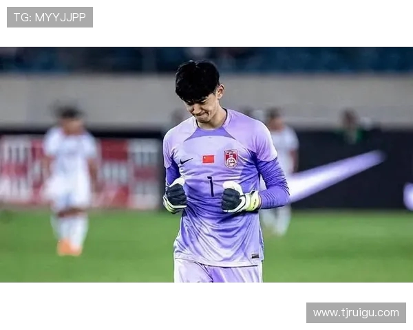 颜骏凌：从守门员到球队领袖的蜕变与成长之路