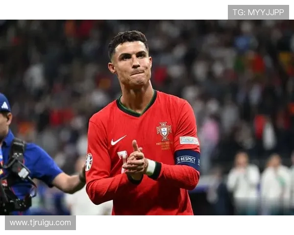 聚焦世界足球巨星成长历程与赛场传奇全景呈现荣耀瞬间与未来展望 聚焦世界足球巨星成长历程与赛场传奇全景呈现荣耀瞬间与未来展望